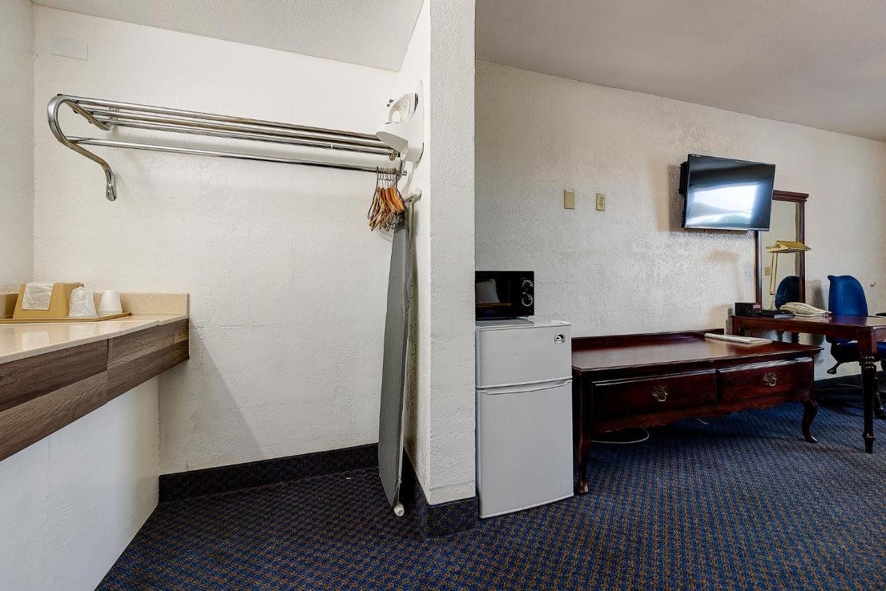 Guest Inn Rogers Εξωτερικό φωτογραφία